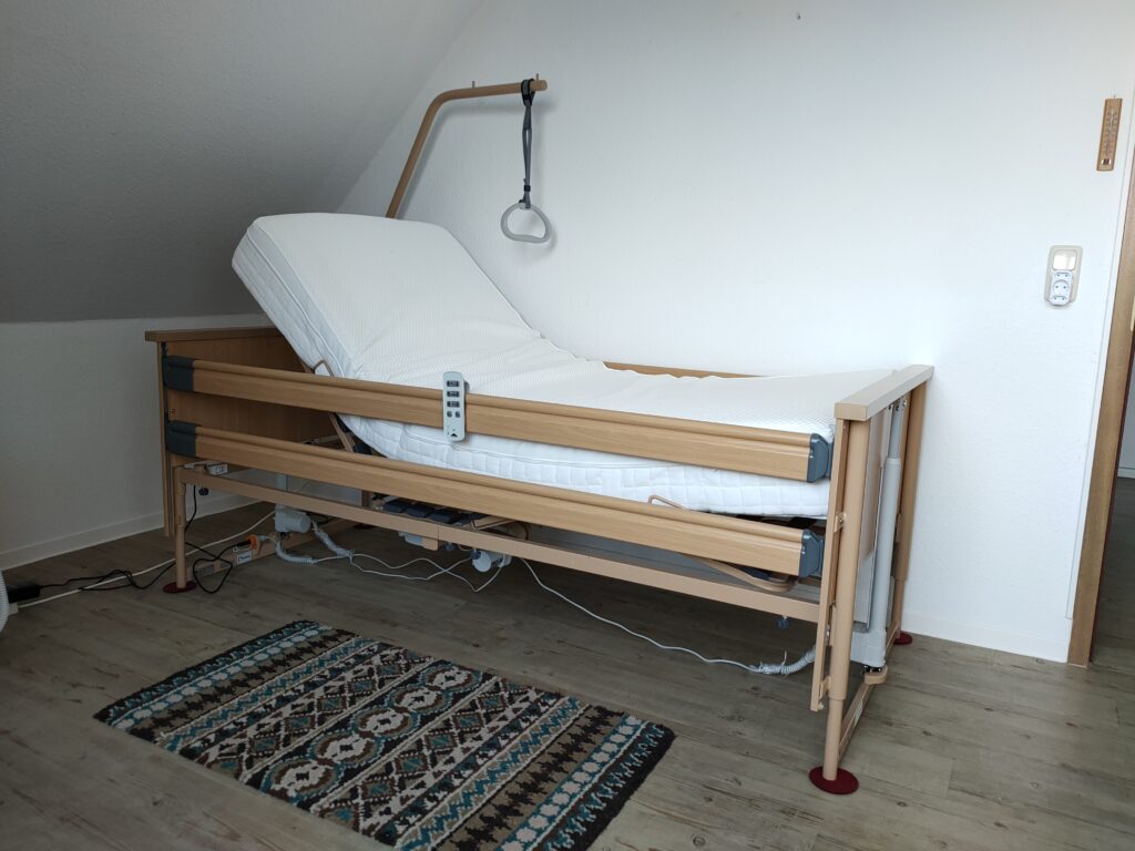 Neuwertiges Pflegebett