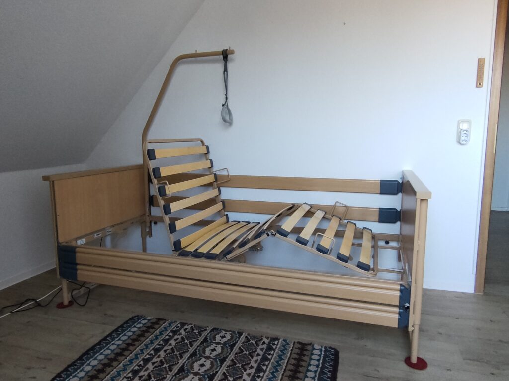 Neuwertiges Pflegebett
