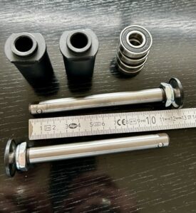 2 x Rollstuhl-Steckachsen 12mm, mit 2 Aufnahmen u. 4 Kugellager