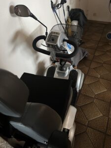 2 Super e Scoooter für Senioren oder Menschen mit Gehhilfen