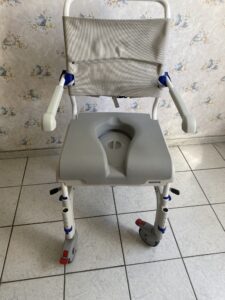 Dusch- und Toilettenrollstuhl