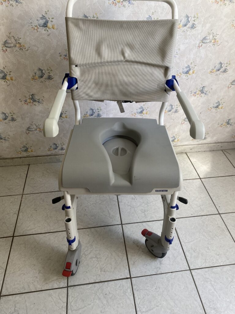 Dusch- und Toilettenrollstuhl