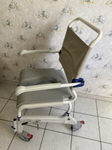 Dusch- und Toilettenrollstuhl