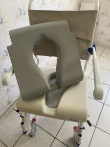 Dusch- und Toilettenrollstuhl