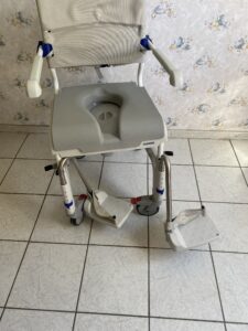 Dusch- und Toilettenrollstuhl