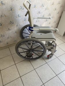 Dusch- und Toilettenrollstuhl