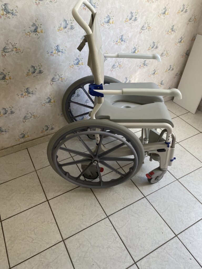 Dusch- und Toilettenrollstuhl