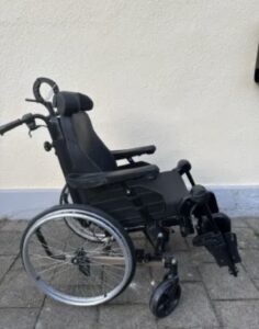 Invacare REA Clematis Pro Pflegerollstuhl – Kopfstütze, Beinstützen, top Zustand