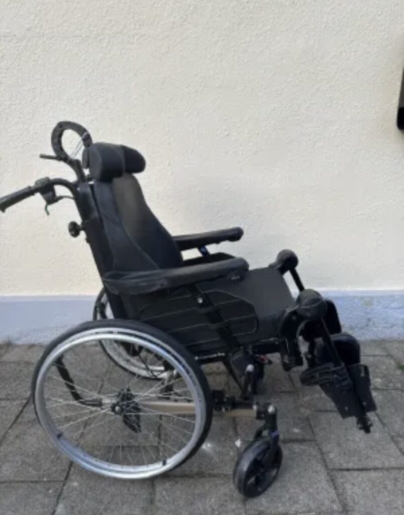 Invacare REA Clematis Pro Pflegerollstuhl – Kopfstütze, Beinstützen, top Zustand