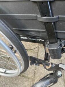 Invacare REA Clematis Pro Pflegerollstuhl – Kopfstütze, Beinstützen, top Zustand