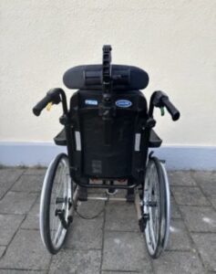 Invacare REA Clematis Pro Pflegerollstuhl – Kopfstütze, Beinstützen, top Zustand