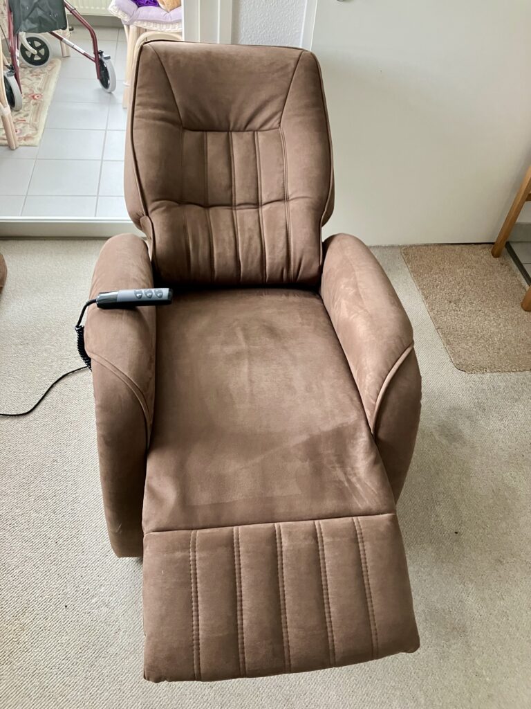 Relaxsessel mit Aufstehhilfe in braun zweimotorisch super Zustand