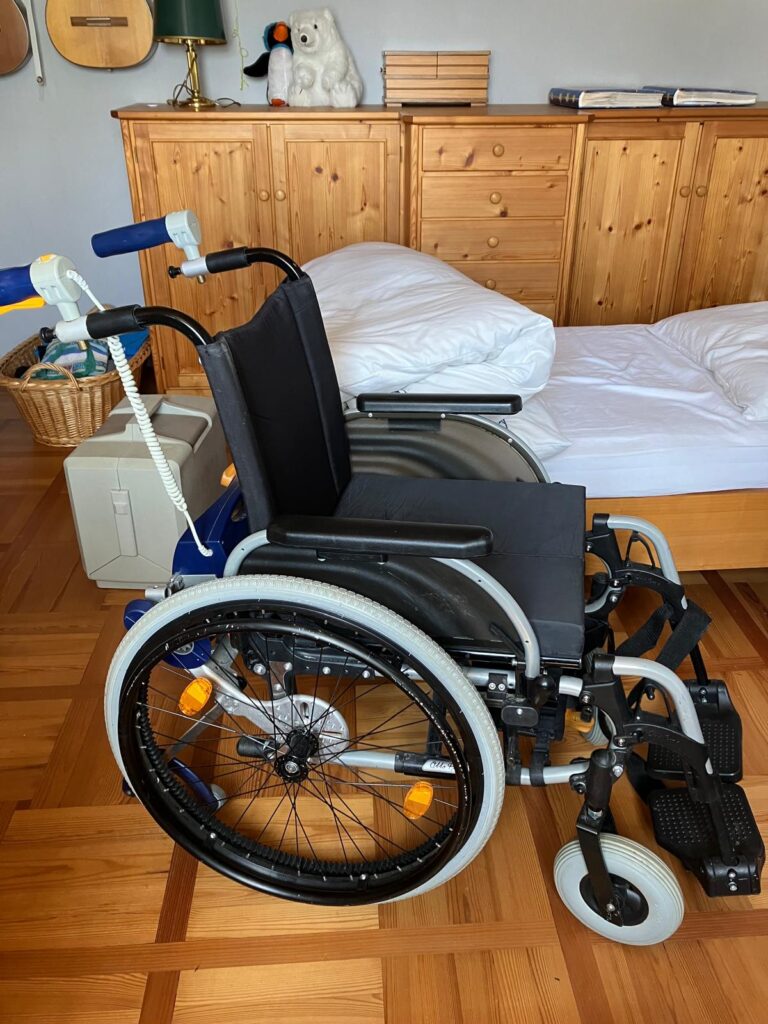 Rollstuhl mit Elektrounterstützung