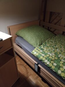 Pflegebett motorisch verstellbar 1,90 x 0,90 , Westfalia IV inkl. Aufrichter und Triangelgriff
