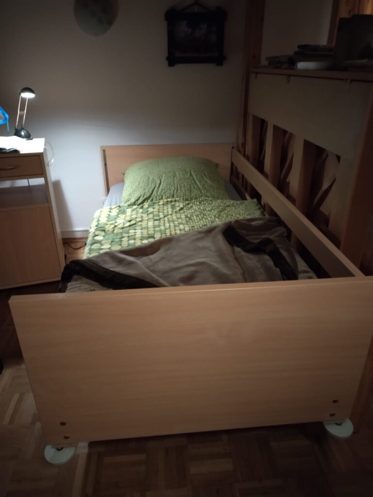 Pflegebett motorisch verstellbar 1,90 x 0,90 , Westfalia IV inkl. Aufrichter und Triangelgriff
